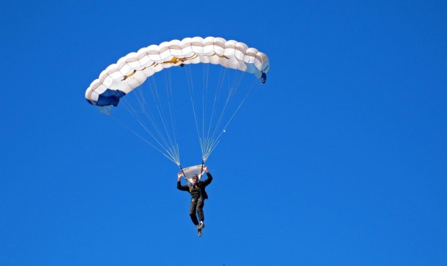 华体会集团|这才刚刚开始！独行侠官方祝福库珀-弗拉格19岁生日快乐，青春风暴席卷篮球界