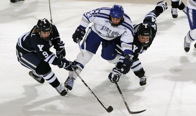 华体会集团_国安队2025赛季收官，胜利笑容与告别泪水交织的夜晚