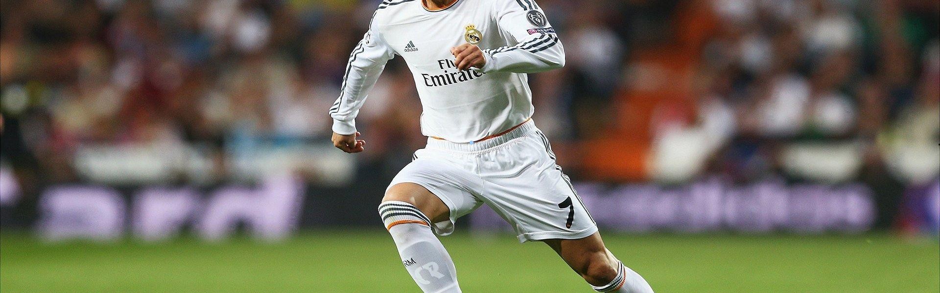 华体会赛事团队|校园篮球场现高颜值女将 娴熟运球精准投射引围观网友直呼被惊艳